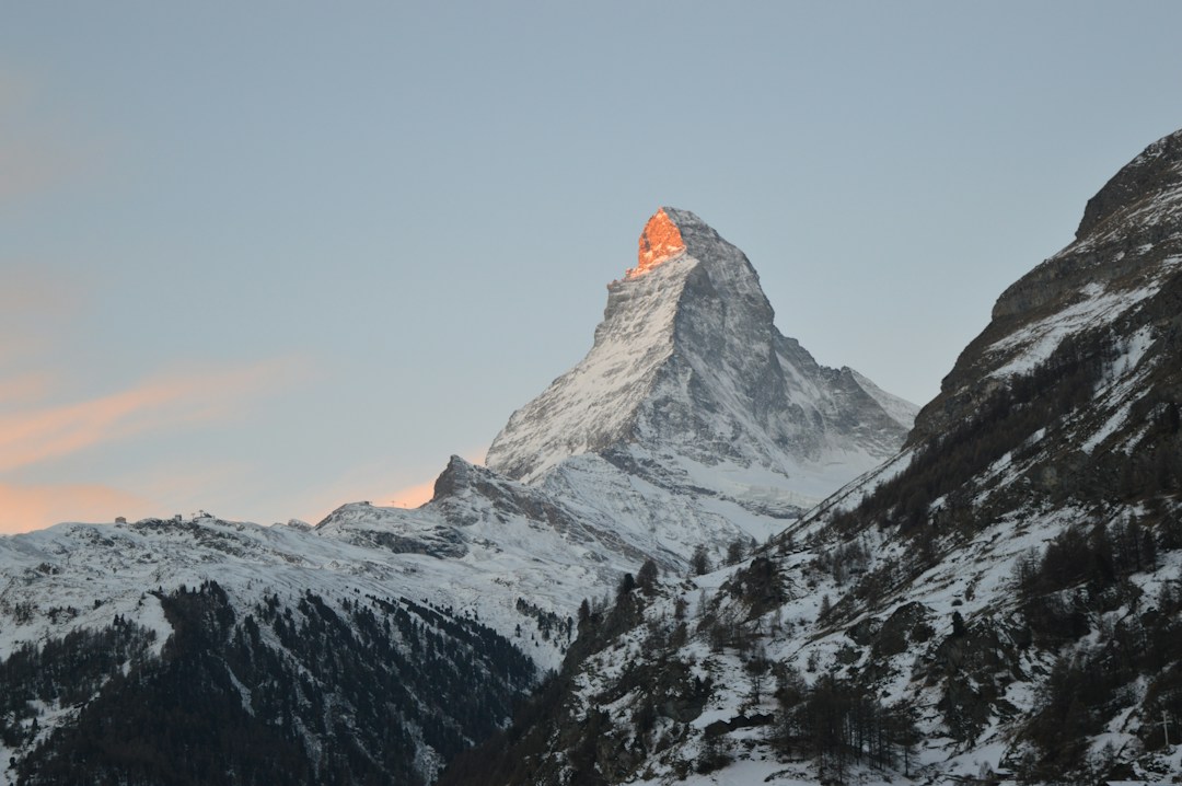 Matterhorn nevado en Zermatt, Suiza