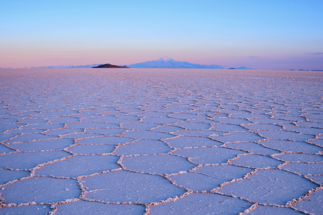 Hexágonos de sal del Salar de Uyuni al amanecer. Fotografía de Sifan Liu / Unsplash.
