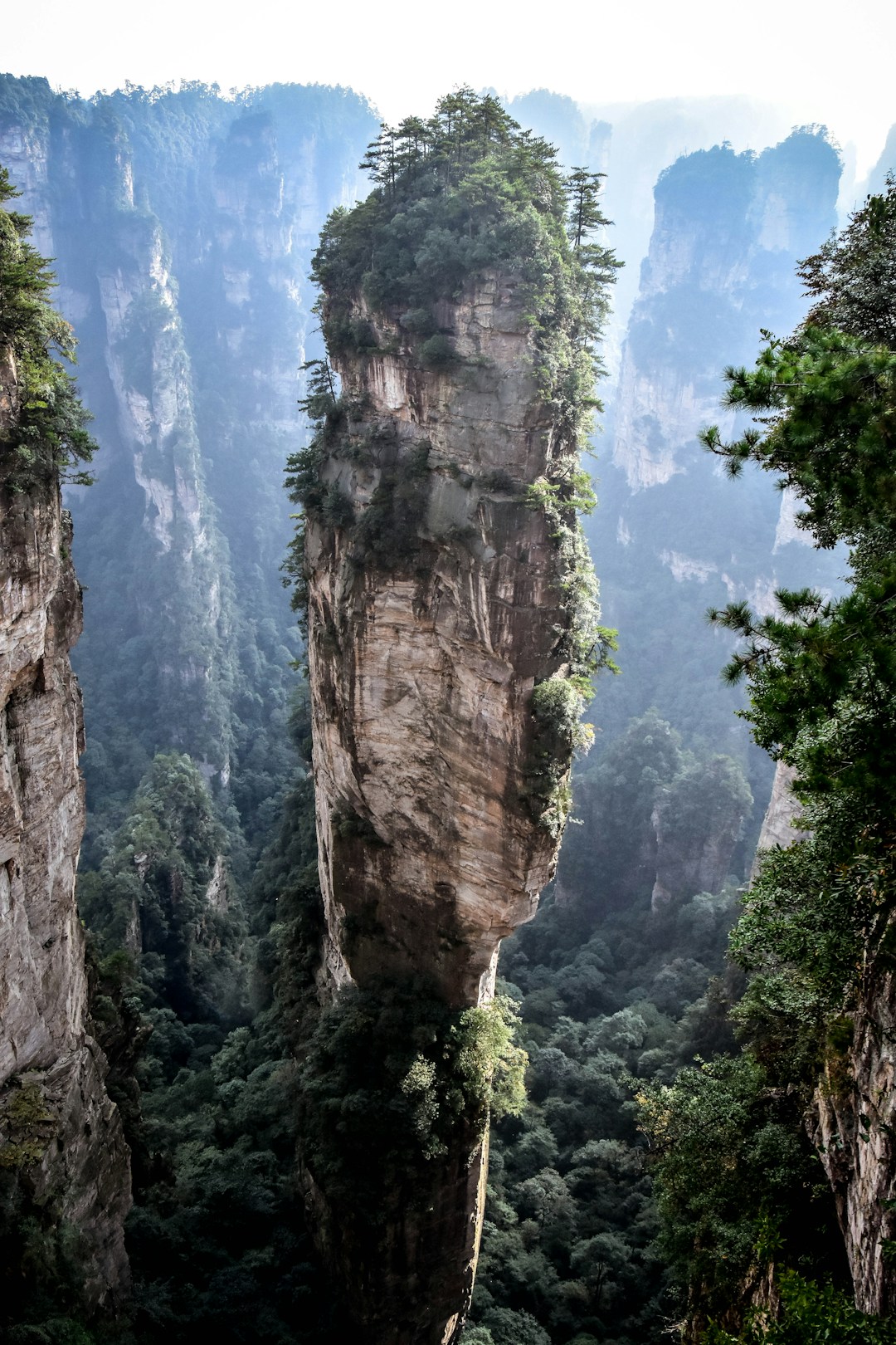 Montañas de Zhangjiajie, China. Fotografía de Emile Guillemot / Unsplash.